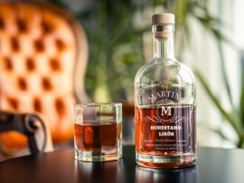 Gravierte Flasche mit Whiskyglas