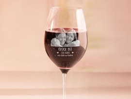 Rotweinglas mit Gravur