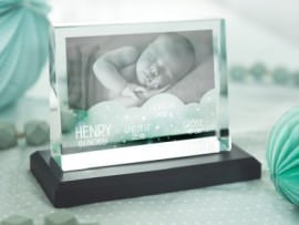 Glasfoto mit Name und Geburtsdaten