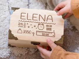 Schatztruhe mit Gravur zur Geburt