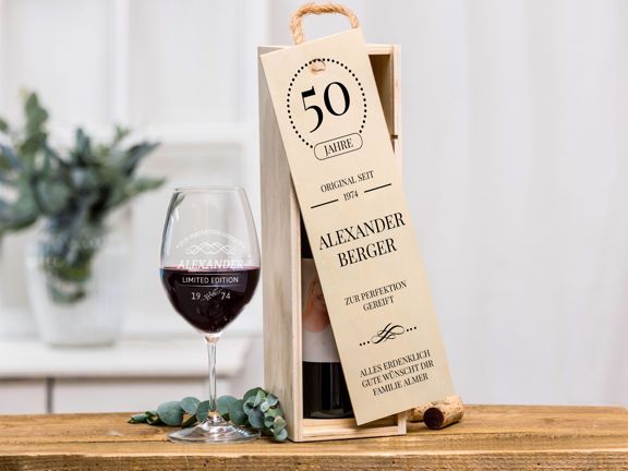 Holzbox für Flaschen mit personalisiertem Weinglas