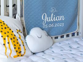 Bestickte Babydecke mit Namen