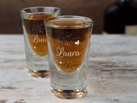 Graviertes Schnapsglas mit Name als Gastgeschenk