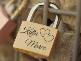 Heiratsantrag mit Liebesschloss