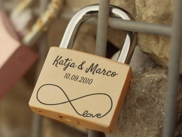 Liebesschloss zum Brautpaar fesseln