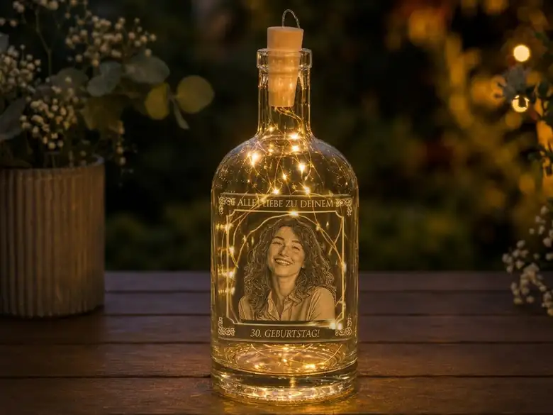 Gravierte Flasche mit Flaschenlicht