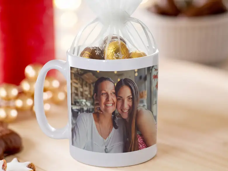 Fototasse mit Schokolade als Weihnachtsgeschenk