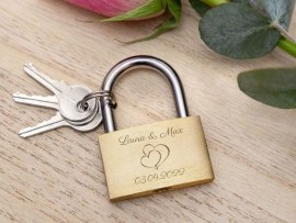 Graviertes Liebesschloss