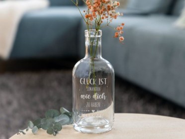 Gravierte Flasche als Blumengruß