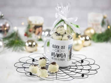 Tasse als Geschenkverpackung für Weihnachten