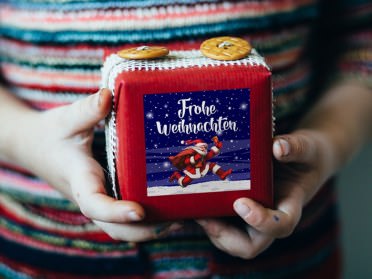 Weihnachtsgeschenk verzieren mit Aufkleber