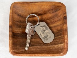 Gravierter Schlüsselanhänger als Partnergeschenk