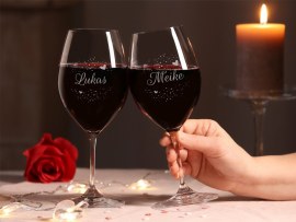 Weingläser mit zwei Namen graviert