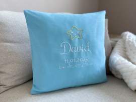 besticktes Kissen mit Name und Geburtsdaten