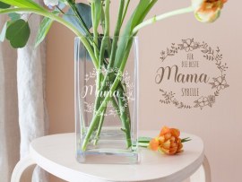 Eckige Vase mit Gravur