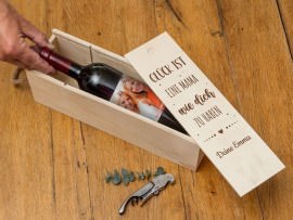 Gravierte Weinkiste mit Weinglas