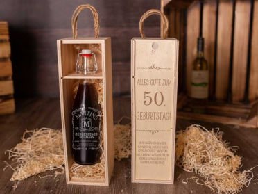 Gravierte Holzkiste mit gravierter Flasche