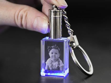 Schlüsselanhänger aus Glas mit Licht
