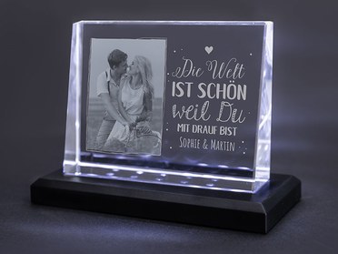 Isonio Glasfoto Glasfoto mit Leuchtsockel, Gr. M Hoch 80 x 105 x 30 mm mit hellem LED Leuchtsockel aus schwarzem Alu Ihr Foto in hochwertiges Glas gelasert 