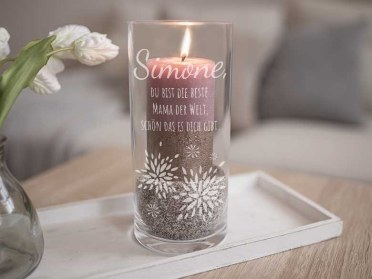 Gravierte Vase mit Kerze