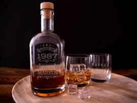 Whiskyglas mit Whiskyflasche
