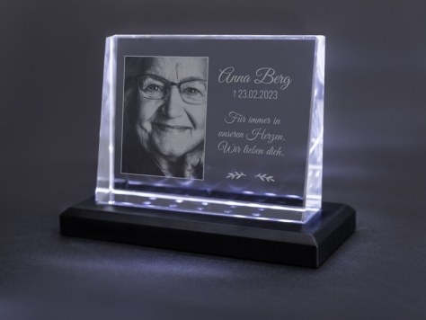 Glasfoto als Grabdekoration