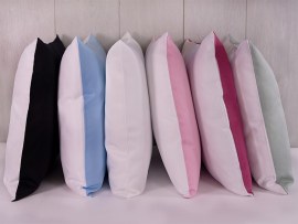 Kissen mit farbiger Rückseite