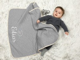 Babydecke mit Namen bestickt