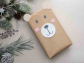 Weihnachtsgeschenke verpacken Bär