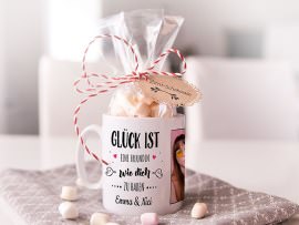 Tasse mit heißer Schokolade als Julklapp Geschenk